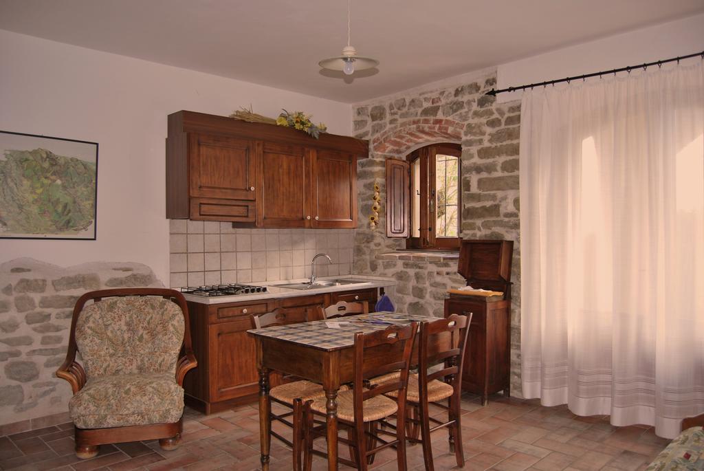 הוילה גואלדו טאדינו Casale Degli Ulivi חדר תמונה